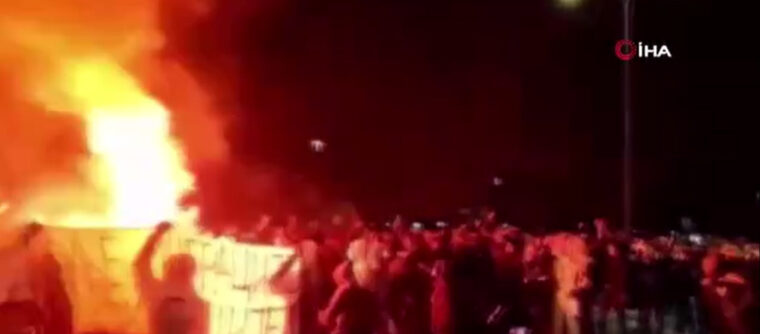 karadagda turk vatandaslari aleyhindeki gosteriler uc gundur devam ediyor XAdb9Buu.jpg