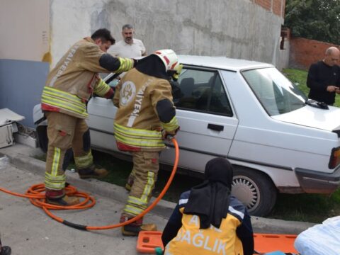 otomobil evin duvarina girdi baba ve oglu yaralandi KFLbu8uy.jpg