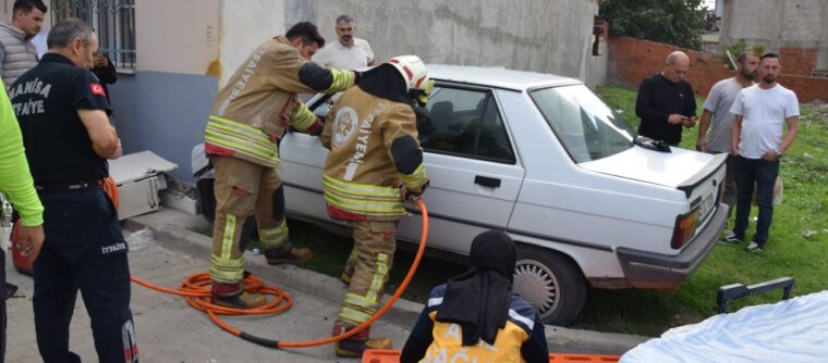 otomobil evin duvarina girdi baba ve oglu yaralandi KFLbu8uy.jpg