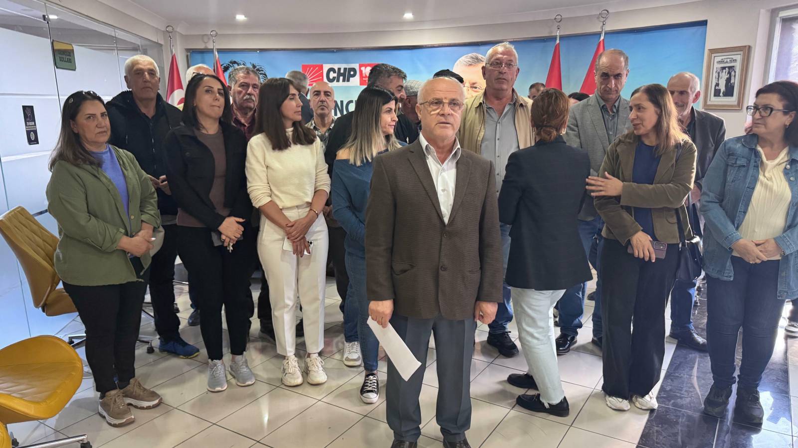 tuncelide chp yonetimi kendilerine parti binasina kilitledi ozgur ozelin orgutlere deger verecegi sozleri soylemde kaldi Lj8KgQud.jpg