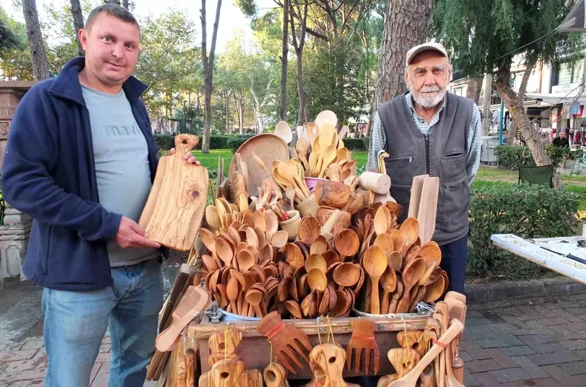 burhaniye pazarinda zeytin odunundan mutfak gerecleri ilgi goruyor J4R9Q2n7.jpg