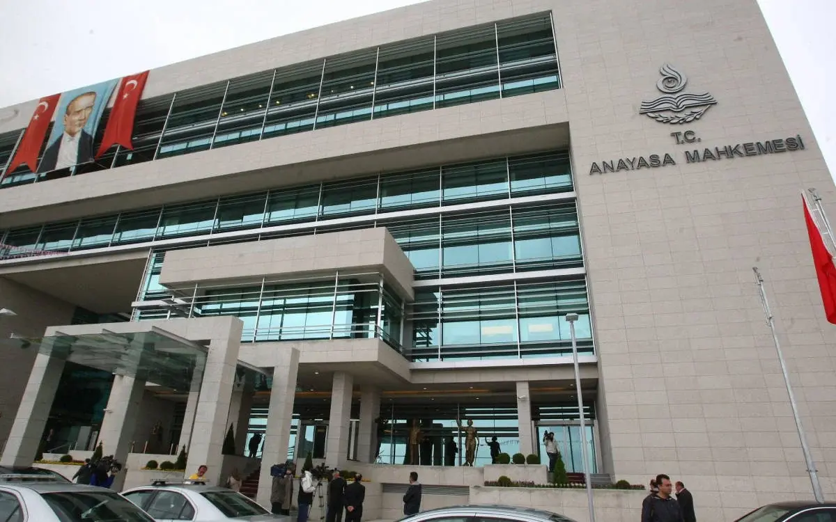 AYM radyosuna el konulup, hücreye atılan mahpus için ihlal kararı