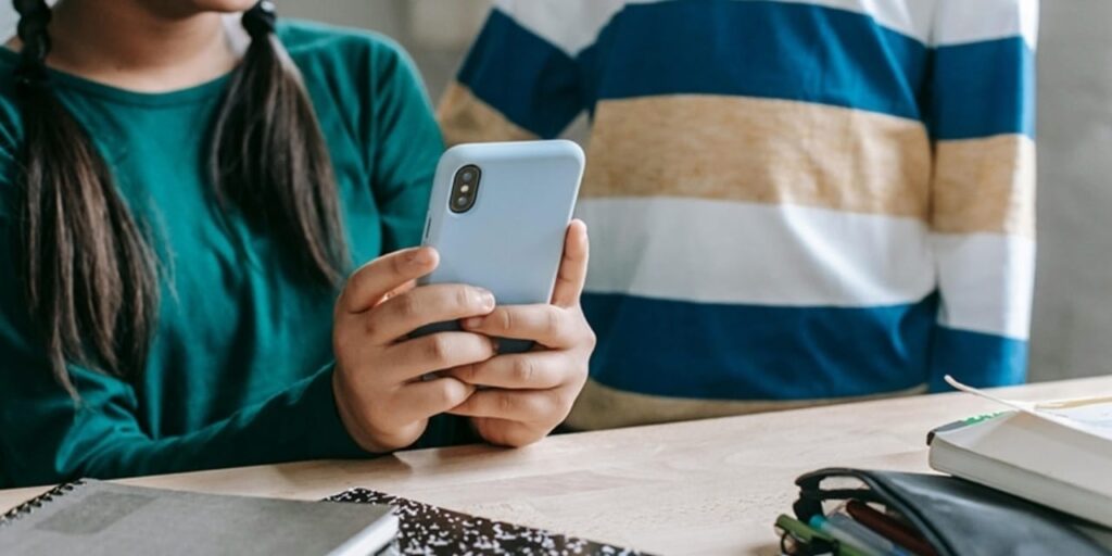 ingiltereden-yeni-karar-okullarda-telefon-kullanimi-yasaklaniyor-Un653bHT