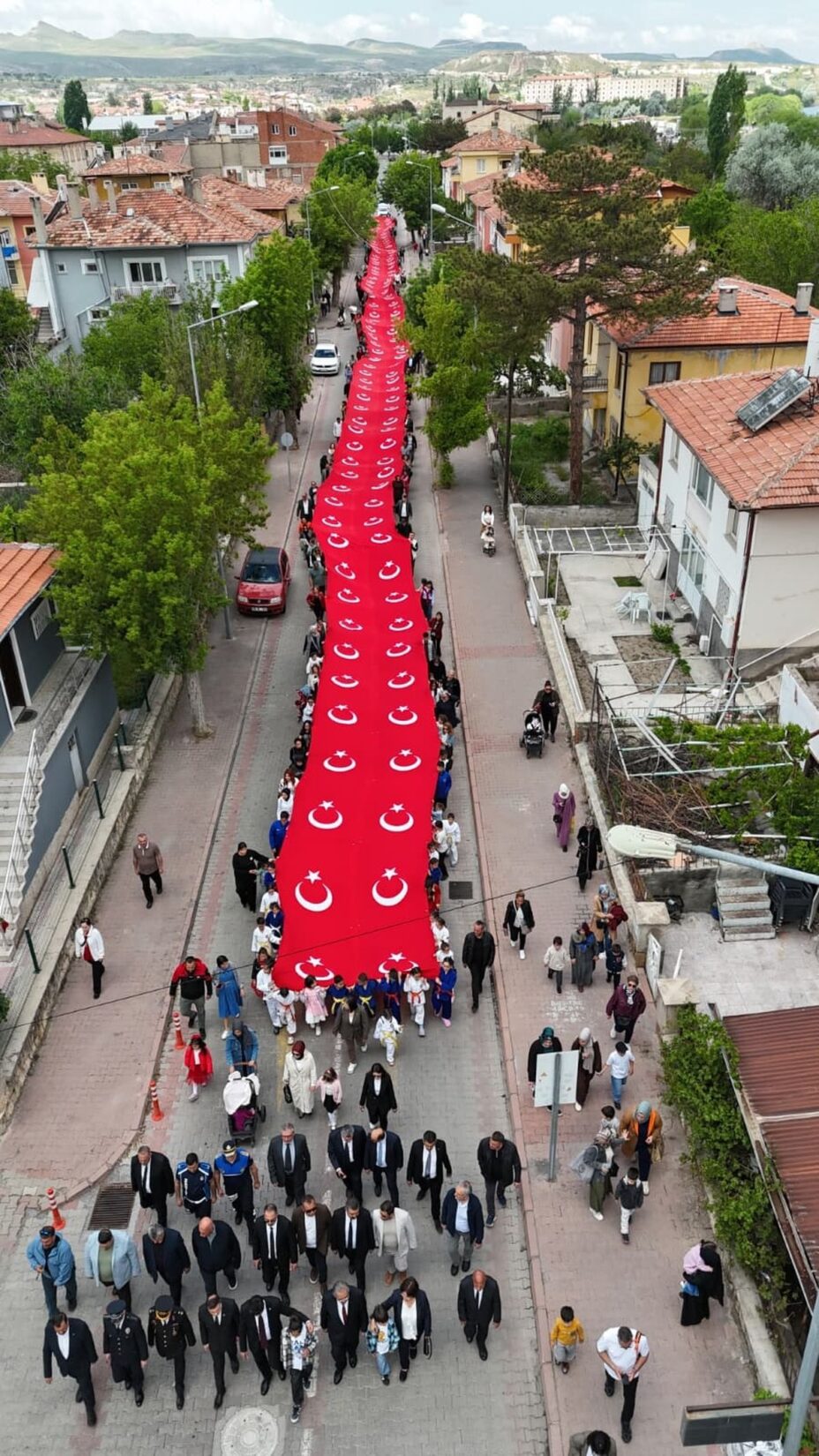 Avanos’ta 19 Mayıs Kutlamaları: 135 Metrelik Dev Türk Bayrağıyla Coşkulu Yürüyüş