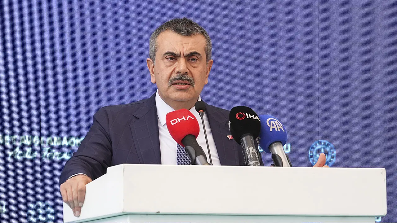 egitim-is-baskani-ozbay-969-okul-yoneticisi-tekinin-konusmasina-plansizca-cagrildi-NYDR3BIZ