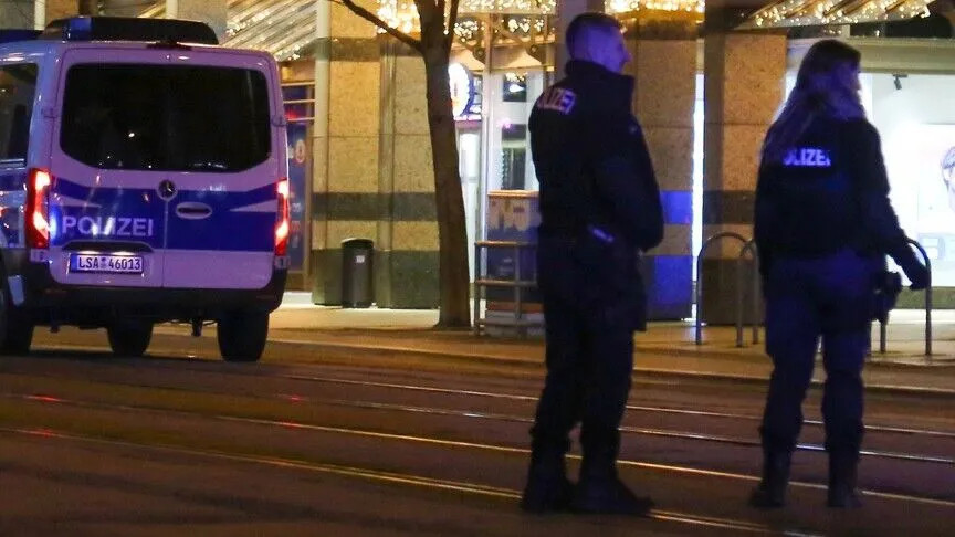 Berlinde lgbt yuruyusunun yapildigi alanin yakininda bir arac kalabaliga daldi 6fHbAnQ3